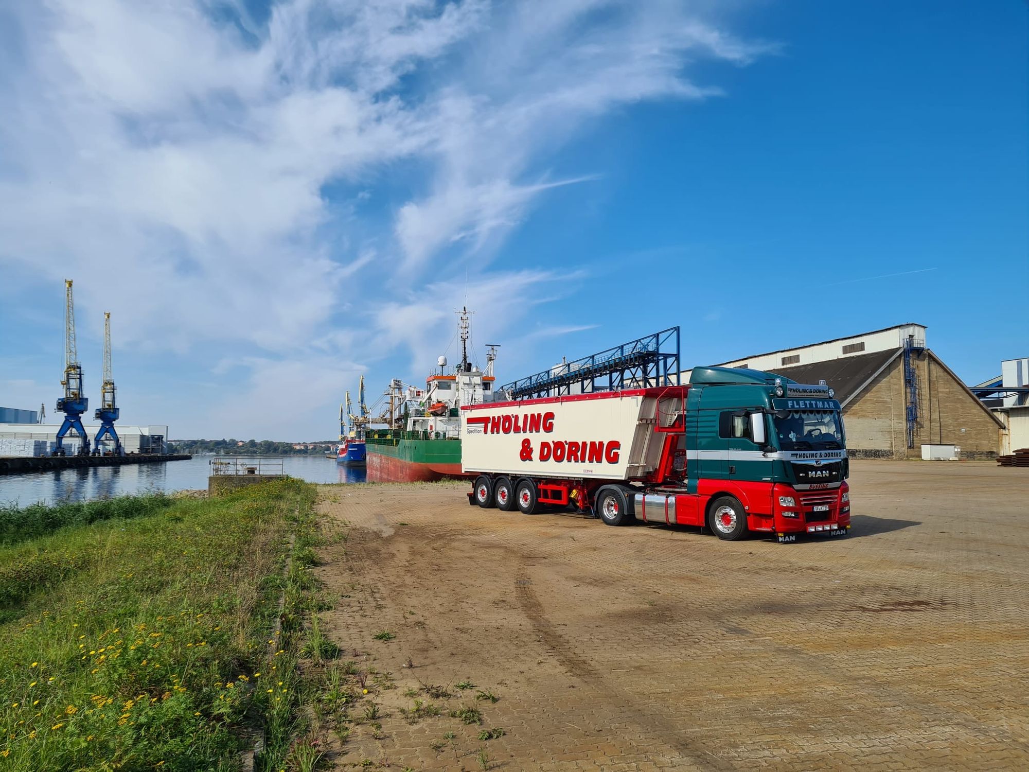 Sattelzug der Spedition Thöling & Döring mit Kipperauflieger am Hafen