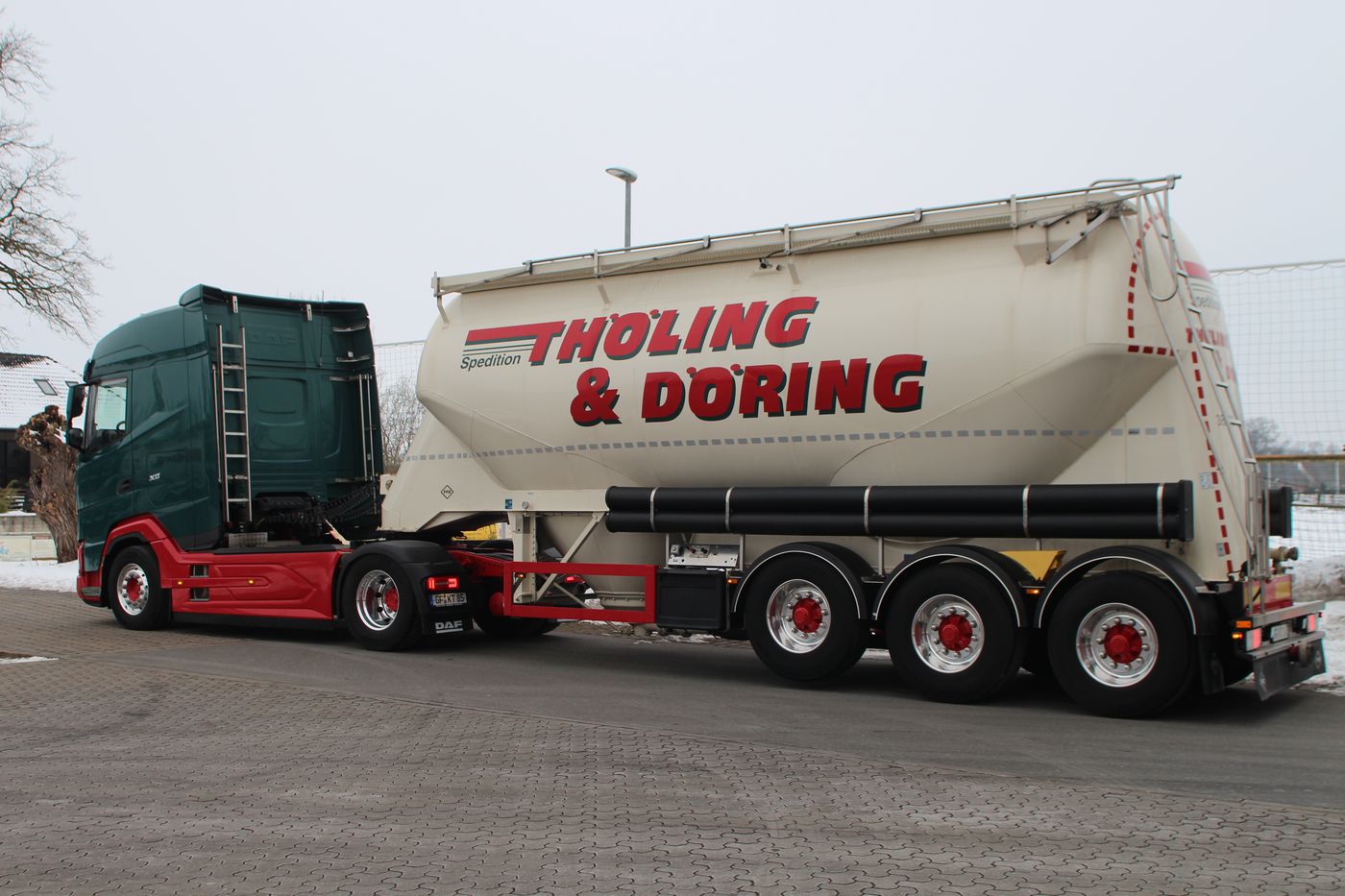 Sattelzug mit Silo-Auflieger
